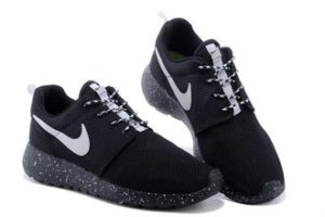 Nike Roshe Run чёрные с белым (35-45)